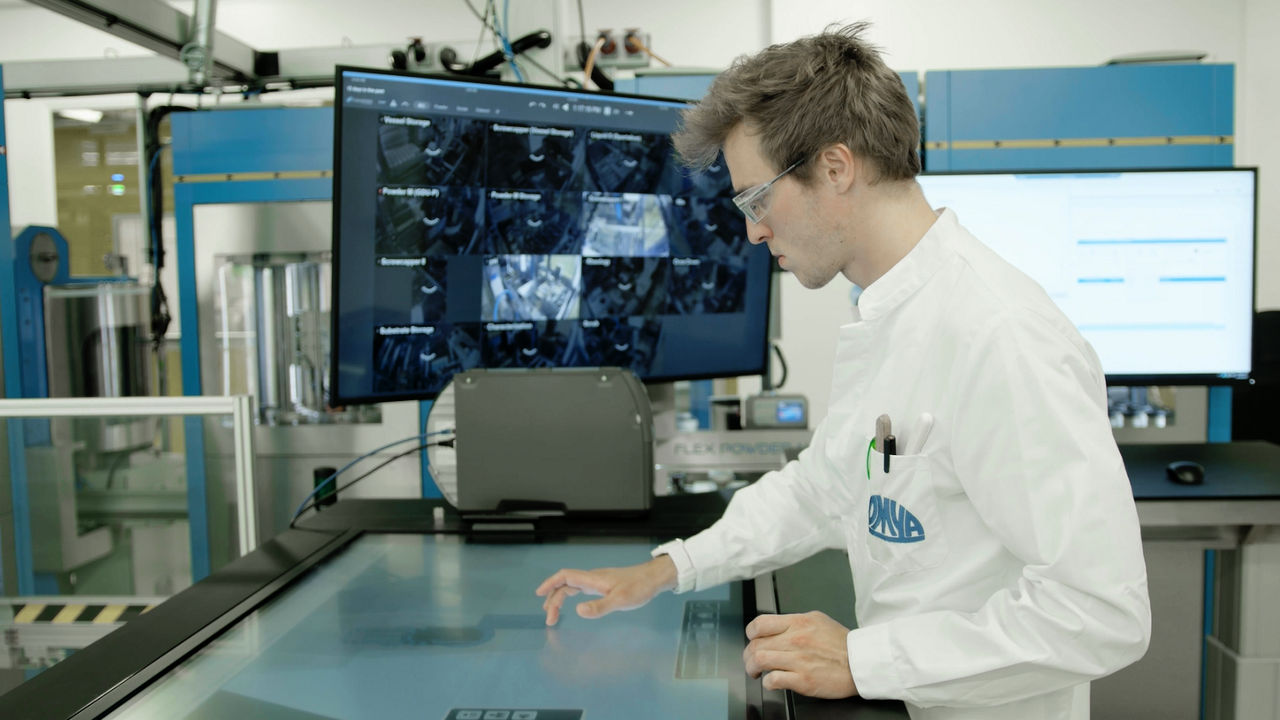 Man working with the Flexshuttle