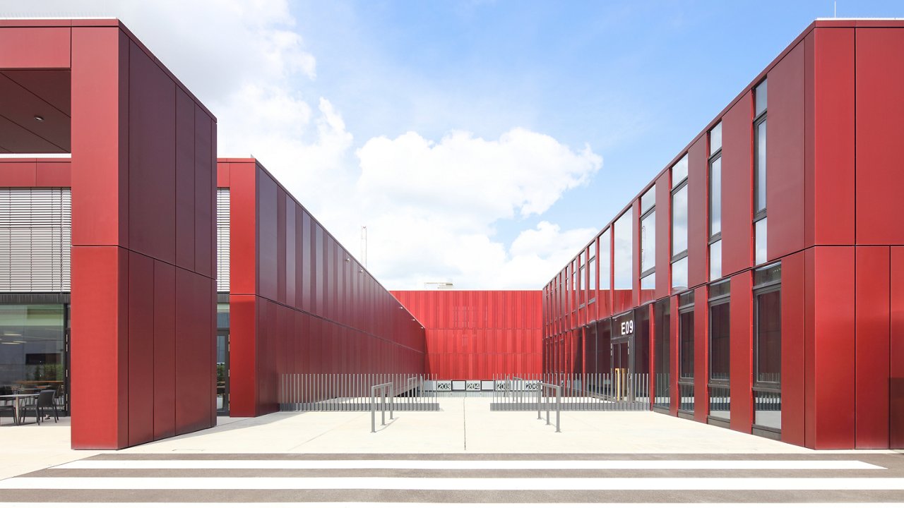 Gebäude mit rotem Aluminium-Finish