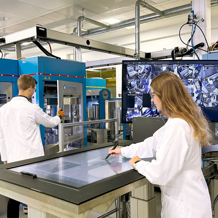 Man working with the Flexshuttle