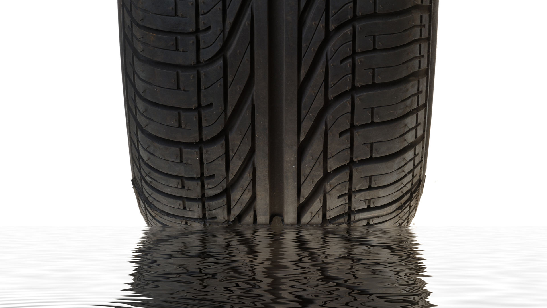 Autoreifen mit Profil Aquaplaning