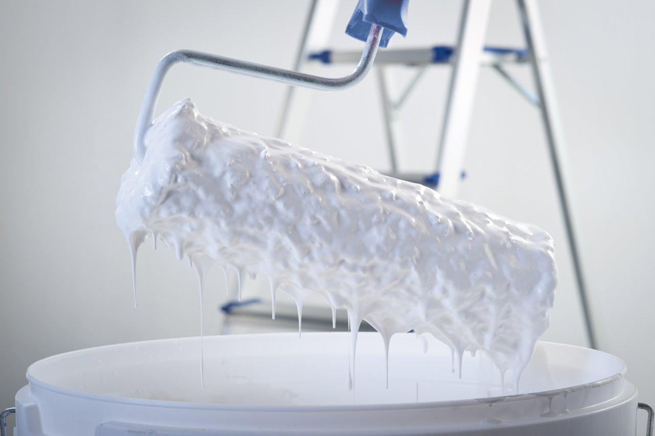 White_paint_dripping_from_roller_brush