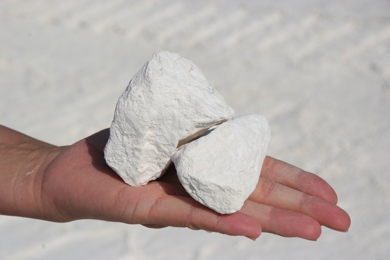 Hand holding rocks 