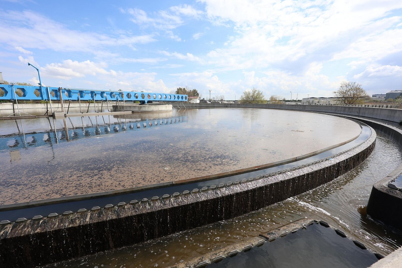 Sludge Settlement Stage: Secondary Sedimentation Basin at a Sewage Treatment Facility. Treated Effluent Overflowing from a Secondary Sedimentation Basin at a Sewage Facility; Shutterstock ID 2758408101; purchase_order: Life Science; job: Life Science; client: Life Science; other: Life Science