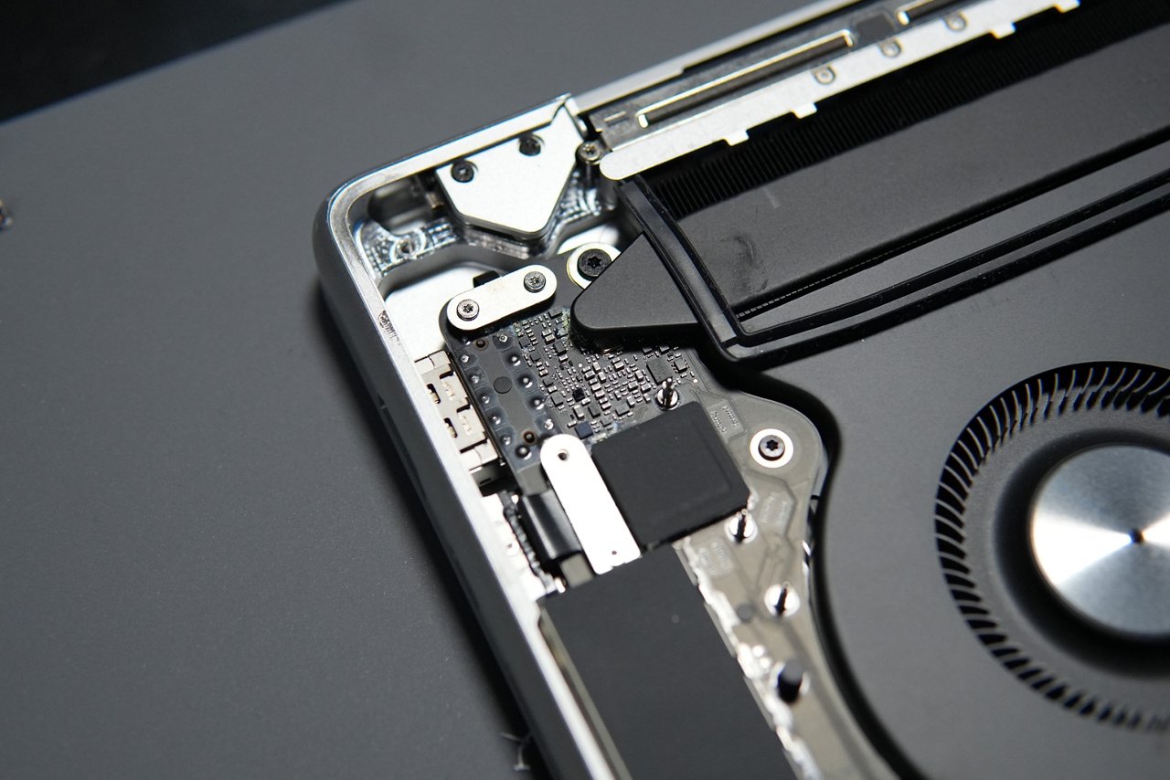 Modern laptop internal structure featuring cooling system and microchip layout